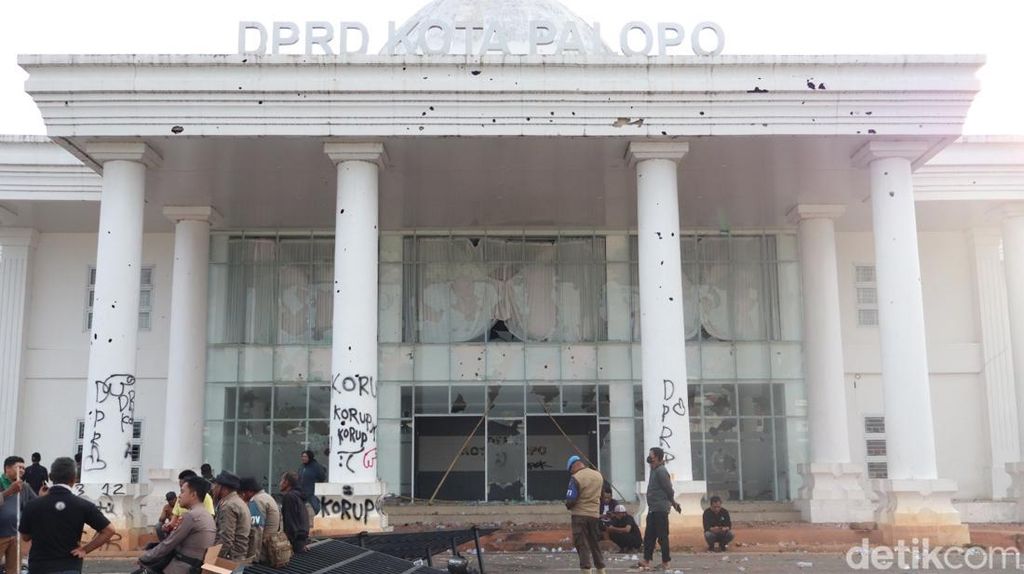 Kondisi gedung DPRD Palopo usai demo berujung ricuh.